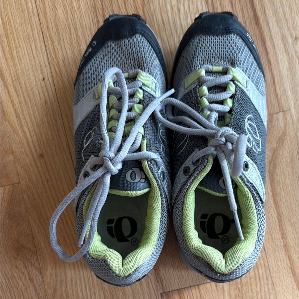 Pearl Izumi Gray and Yellow Cycling Sneaker